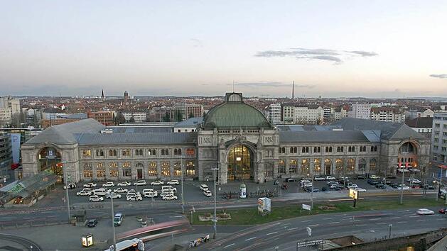 Am Bahnhofsplatz vor dem N&uuml;rnbeger Hauptbahnhof ist ein Fu&szlig;g&auml;nger von einem Auto angefahren und schwer verletzt worden. Foto: Daniel Karmann dpa/lby