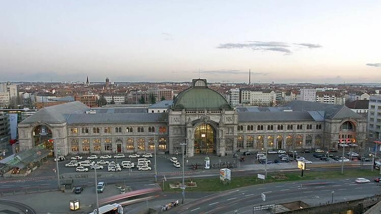 Am Bahnhofsplatz vor dem N&uuml;rnbeger Hauptbahnhof ist ein Fu&szlig;g&auml;nger von einem Auto angefahren und schwer verletzt worden. Foto: Daniel Karmann dpa/lby