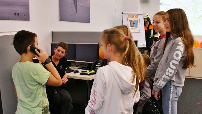 Wie wird ein Notruf korrekt abgesetzt? Mehr dazu erfuhren die Kinder bei einem "Selbstversuch" von der Disponentin .Jessica Kraus. Der Anrufer kam aus Eichenhausen.   Hanns Friedrich