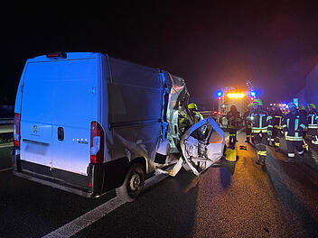 Unfall auf A73 bei Baiersdorf: Kleintransporter schleudert gegen Laster - Fahrer schwerverletzt