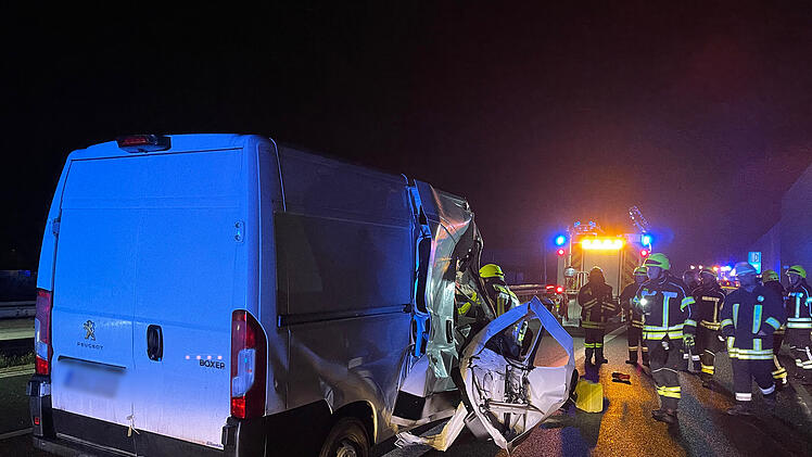 Unfall auf A73 bei Baiersdorf: Kleintransporter schleudert gegen Laster - Fahrer schwerverletzt