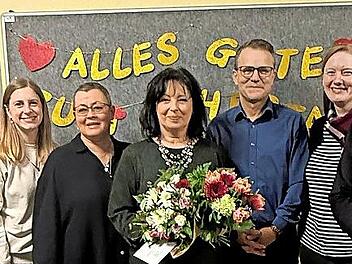 Verabschiedung im Kinderhaus: (von links) Theresa Reitelbach, Jennifer Metz, Sigrid Albrecht, Johanna Vogel, Heiko Schmitt, Yvonne Markard und Mario G&ouml;tz.