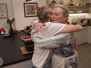 Der Herd streikt - da bekommt Annika eine Umarmung von Elli.