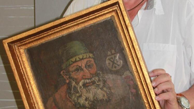 Joachim Schlund mit dem Porträt des Adam Riese von Max Schnös. Foto: Matthias Einwag