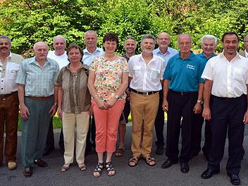 Vorsitzender Egon Keßler (links) und Schirmherr Emil Müller ehrten langjährige Mitglieder des Arbeiter- und Heimatvereins Oehrberg.