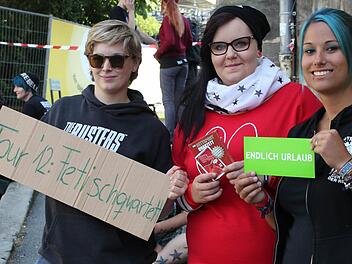 Langweiliges Warten? Fehlanzeige! Sophie Schaub, Anne Eberlein und Julia Schepp (von links) haben gemeinsam einen Plan geschmiedet, wie sie in die erste Reihe gelangen wollen.  Fotos: Vivian Hopf