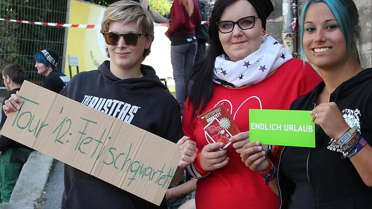 Langweiliges Warten? Fehlanzeige! Sophie Schaub, Anne Eberlein und Julia Schepp (von links) haben gemeinsam einen Plan geschmiedet, wie sie in die erste Reihe gelangen wollen.  Fotos: Vivian Hopf