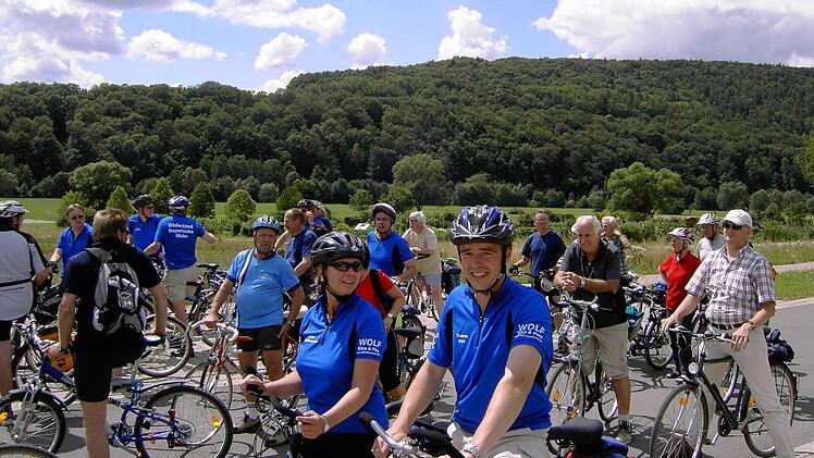 Die Fahrradtour von "Bad zu Bad", die seit 2004 von Bad Königshofen bis nach Bad Brückenau führte, war von Anfang an ein Renner. Die Kurdirektoren sind immer mitgeradelt, wie die Bad Brückenauer Kurdirektorin Andrea Schallenkammer (vorne links) und ihr Bad Bockleter Kollege Thomas Beck (Mitte). Foto: Archiv/pz