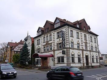 Wieder einmal Objekt der Spekulationen: das Bahnhofshotel. Derzeit laufen Gespräche, ob das leer stehende Gebäude als Unterkunft für Asylbewerber genutzt werden kann. Foto: Berthold Köhler