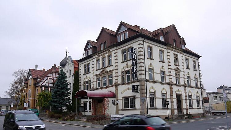 Wieder einmal Objekt der Spekulationen: das Bahnhofshotel. Derzeit laufen Gespräche, ob das leer stehende Gebäude als Unterkunft für Asylbewerber genutzt werden kann. Foto: Berthold Köhler