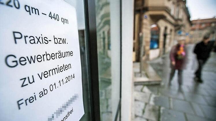 Dieses Geschäft gegenüber des Marienplatzes steht seit einiger Zeit leer. Damit ist es eines von mehr als 30 in Kronachs Zentrum.  Foto: Hendrik Steffens