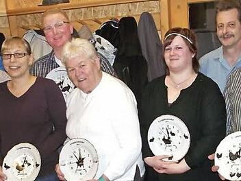 In der Hauptversammlung der Züchtergruppe Kronach-Süd wurden in Fischbach die Gruppenmeister geehrt. Das Bild zeigt (von links) Harald Renner, Barbara Lang, Markus Appel, Anneliese Renner, Julia Grosser für Leonie Thiel, Vorsitzenden Heinz Gärtlein und Werner Schmidt.  Foto: Dieter Wolf
