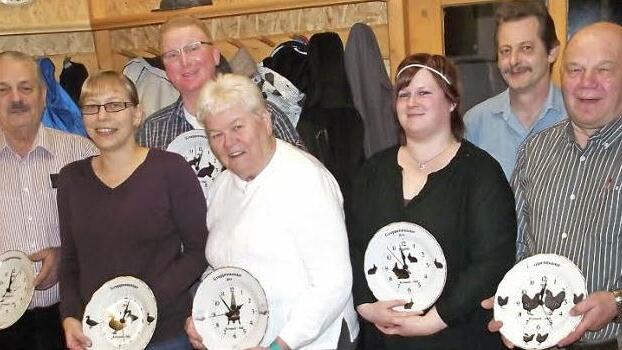 In der Hauptversammlung der Züchtergruppe Kronach-Süd wurden in Fischbach die Gruppenmeister geehrt. Das Bild zeigt (von links) Harald Renner, Barbara Lang, Markus Appel, Anneliese Renner, Julia Grosser für Leonie Thiel, Vorsitzenden Heinz Gärtlein und Werner Schmidt.  Foto: Dieter Wolf