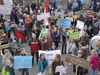 Zahlreiche Protestplakate gegen das geplante Gewerbegebiet empfingen den Gemeinderat bei seinem Eintreffen am Rathaus. Die Bürger brachten ihren Unmut zum Gewerbegebiet bei Langendorf zum Ausdruck. Foto: Winfried Ehlling