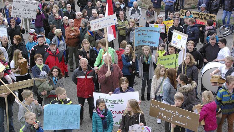 Zahlreiche Protestplakate gegen das geplante Gewerbegebiet empfingen den Gemeinderat bei seinem Eintreffen am Rathaus. Die Bürger brachten ihren Unmut zum Gewerbegebiet bei Langendorf zum Ausdruck. Foto: Winfried Ehlling