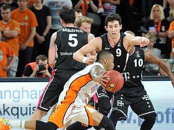 Ulms Brion Rush (mit Ball) im Duell mit Angelo Caloiaro Foto: dpa