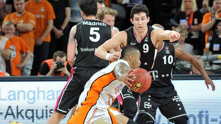 Ulms Brion Rush (mit Ball) im Duell mit Angelo Caloiaro Foto: dpa