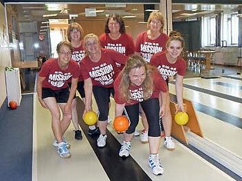 Sabine Neidhardt, Sabine Weber, Pauline Sitte, Claudia Oppelt, Andrea Neidhardt, Gabi Neuper und Larissa Oppelt bilden die erfolgreichen Neuhauser Kegeldamen. Es fehlt Yvonne Neuper. Foto: Mona Lisa Eigenfeld