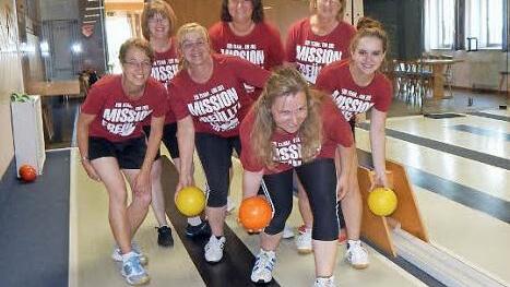 Sabine Neidhardt, Sabine Weber, Pauline Sitte, Claudia Oppelt, Andrea Neidhardt, Gabi Neuper und Larissa Oppelt bilden die erfolgreichen Neuhauser Kegeldamen. Es fehlt Yvonne Neuper. Foto: Mona Lisa Eigenfeld