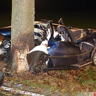 Tödlicher Unfall – Junger Fahrer kollidiert mit Baum