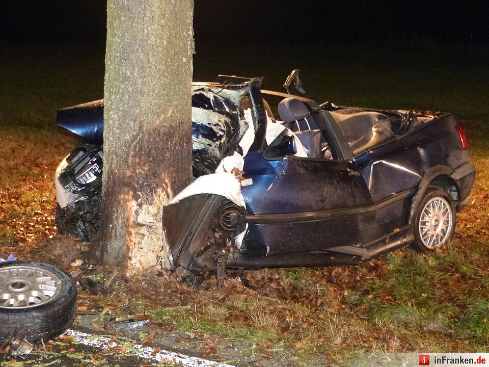 Tödlicher Unfall – Junger Fahrer kollidiert mit Baum