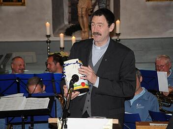 Als Geschenk überreichte Dekan Jürgen Blechschmidt am Tag des Bieres ein kleines Bierfass
