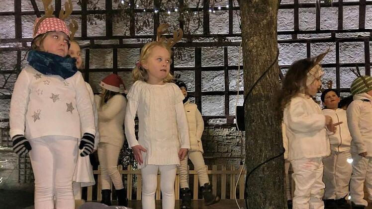 Den Auftakt machte auf der Weihnachtsbühne die FC-Mäusegruppe unter der Leitung von Manuela Thomas mit Liedern und Tänzen. Foto: Stefan Geiger