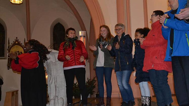 Freiwillige vor: Jeweils zehn Frauen und Männer aus dem Publikum stellten ihre gesanglichen Fähigkeiten unter Beweis. Foto: Uschi Prawitz