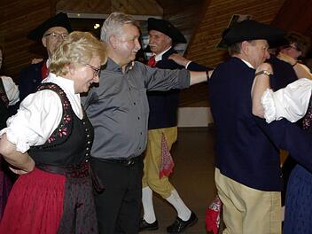 Selbst Bürgermeister Peter Hart (Mitte) schwang das Tanzbein in der Volkstanzgruppe Fuchsstadt mit. Foto: Winfried Ehling