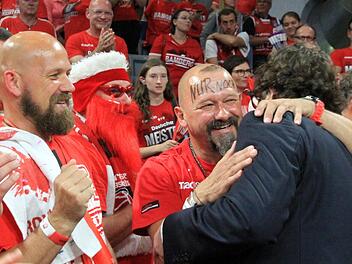 Da kommen Meisterfreuden auf: Manni (links) und Rudi Gütlein mit Headcoach Andrea Trinchieri nach dem ersten Titelschritt. Fotos: Bertram Wagner