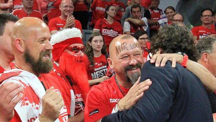 Da kommen Meisterfreuden auf: Manni (links) und Rudi Gütlein mit Headcoach Andrea Trinchieri nach dem ersten Titelschritt. Fotos: Bertram Wagner