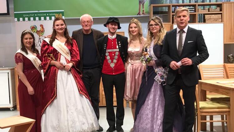 Wein und Bier gehören im Landkreis Haßberge eng zusammen. Deswegen rührten der Bierprinz und die Sander Weinprinzessin gemeinsam kräftig auf der Messebühne in Frankfurt die Werbetrommel für die kulinarische Vielfalt ihrer Heimat. Unser Bild zeigt  (von links) die Kirschenprinzessin Witzenhausen, die Kirschkönigin Witzenhausen, Matthias Röpper (Vorsitzender der Arbeitsgemeinschaft Königinnen), Bierprinz Sebastian Gocker, Weinprinzessin Anna-Lena Gottschalk, die Muskönigin und den Moderator der...