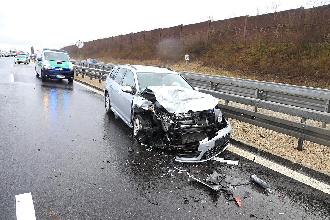 Bilder: Auto gegen Lkw geschleudert - Unfallserie auf der A70