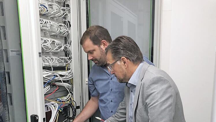 Kleines Kabel mit großer Wirkung. 1. Bürgermeister Karsten Fischkal (rechts) und IT-Experte Gerhard Lang (links) freuen sich über die neue, leistungsstarke Internetanbindung