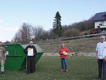 Über die Osterfeiertage ist jeder  Kreuzbergbesucher aufgerufen sich an der Müllsammelaktion zu beteiligen.  Das Bild  zeigt von links den stellvertretenden Bürgermeister Patrick Bauer, Pater  Korbinian Klinger,  Dagmar Richter und David Roth. Foto: Marion Eckert