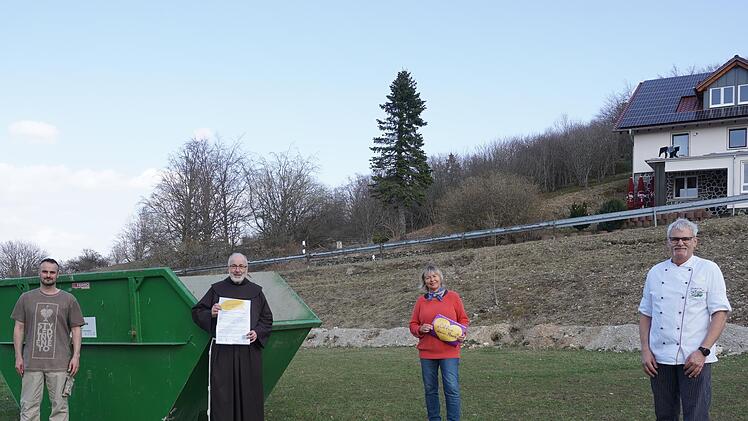 Über die Osterfeiertage ist jeder  Kreuzbergbesucher aufgerufen sich an der Müllsammelaktion zu beteiligen.  Das Bild  zeigt von links den stellvertretenden Bürgermeister Patrick Bauer, Pater  Korbinian Klinger,  Dagmar Richter und David Roth. Foto: Marion Eckert