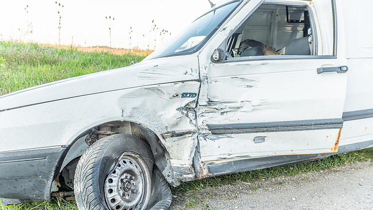 Ein 22 Jahre alter Autofahrer hatte den Biker beim Abbiegen &uuml;bersehen.