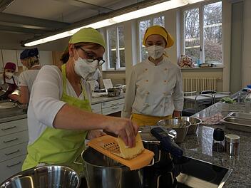 Monika Bader, eine der Studierenden, die seit Herbst die Schule besuchen, fertigte Kräuterspätzle. "Spätzle kann man gut selbst machen, sie sind vielseitig verwendbar und brauchen nicht lange." Mit im Bild Fachlehrerin Lisa Lang. Foto: Marion Eckert