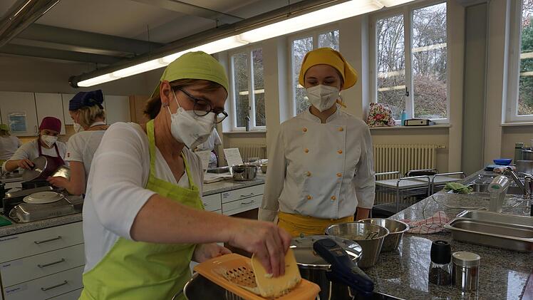 Monika Bader, eine der Studierenden, die seit Herbst die Schule besuchen, fertigte Kräuterspätzle. "Spätzle kann man gut selbst machen, sie sind vielseitig verwendbar und brauchen nicht lange." Mit im Bild Fachlehrerin Lisa Lang. Foto: Marion Eckert