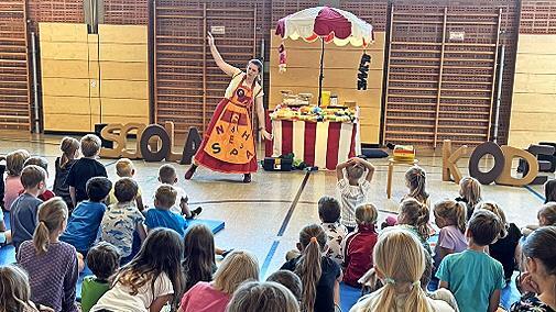 „Die Händlerin der Worte“ verwandelte die Turnhalle in eine Markthalle.