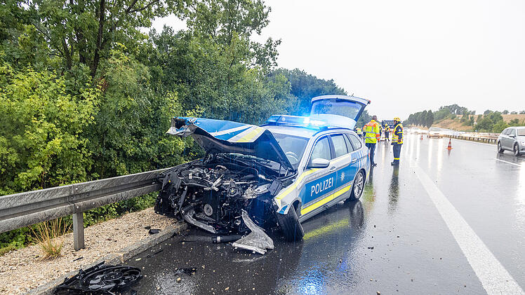 Polizeiauto total beschädigt: Einsatzfahrt endet in Leitplanke