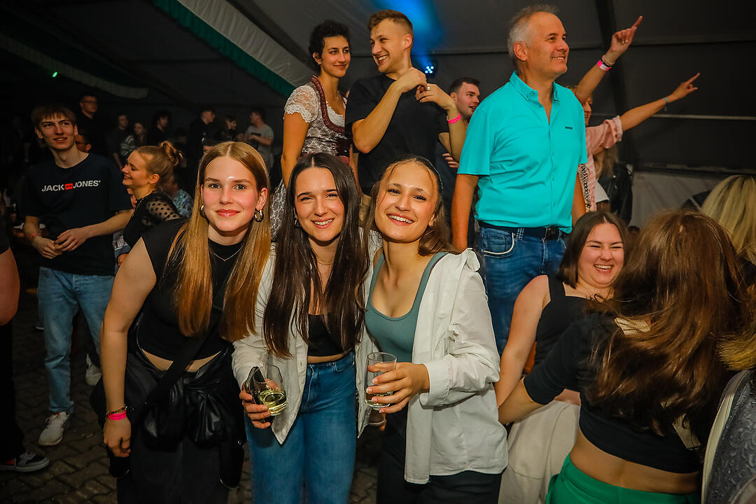 Samstagsparty im Festzelt!