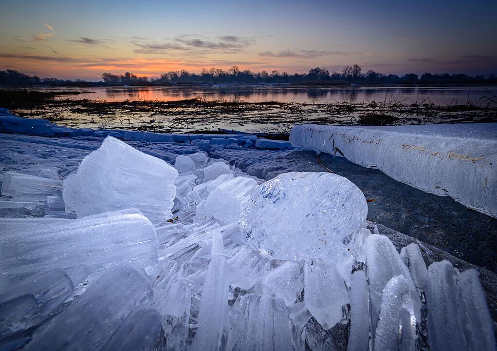 Sonnenaufgang &uuml;ber schmelzendem Eis &ndash; Fr&uuml;hling in Sicht