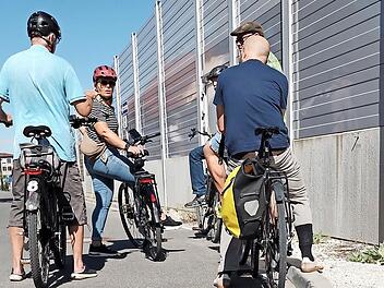 Die Radfahrer nutzen einen neuen Radweg an der Bahnlinie in Forchheim.