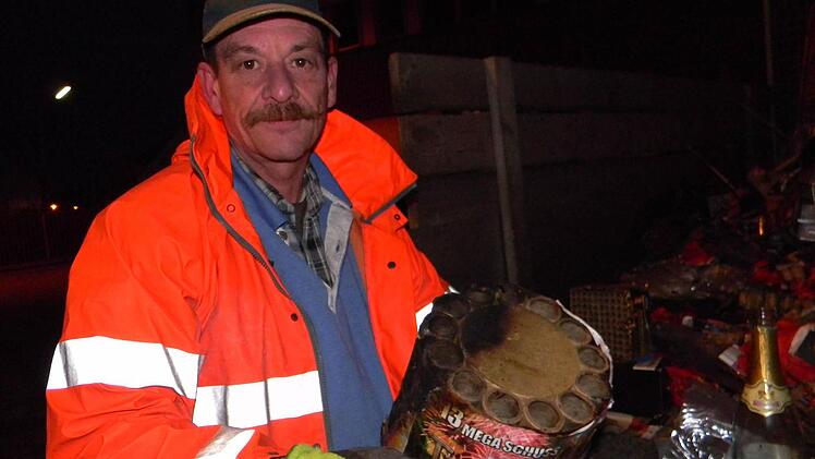 Werner Schäfer räumt auf, was vom Feuerwerk übrig geblieben ist.