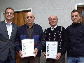 Der Ehrungsreigen riss bei der Versammlung des FC Wittershausen nicht ab:Für 60-jährige Treue wurden Josef Scharf (2.von links) und Otto Veth (3.v.l.) mit der goldenen Ehrennadel ausgezeichnet. Links und rechts die Vorsitzenden Marco Sell und Daniel Weis.  Fotos: Udo Sell
