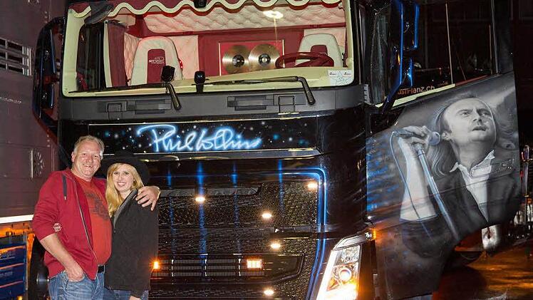 Star fährt mit: Da nutzt man gern die Gelegenheit zum Erinnerungsfoto am Phil Collins-Truck.