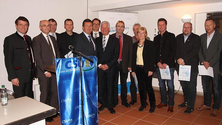 Beim Treffen der Mittelstandsunion in Haßfurt wurden die Gründungsmitglieder geehrt. Unser Bild zeigt sie mit MdL SteffenVogel (links) und Landrat Wilhelm Schneider (weiter von links), Staatssekretär Franz Josef Pschierer (Fünfter von links) und Kreisvorsitzendem Wolf Dieter Schlapka (Siebter von links) sowie Bezirksvorsitzender Jutta Leitherer (rechts). Foto: Günther Geiling