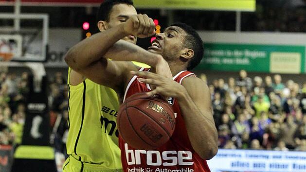 Ryan Thompson (mit Ball) war von David Brembly und seine Bayreuther Teamkollegen, wenn &uuml;berhaupt, nur mit Fouls zu stoppen. Foto: sportpress