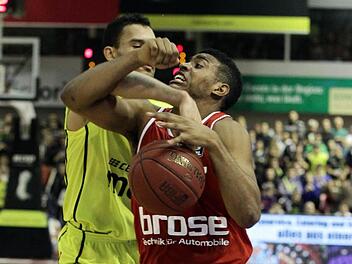 Ryan Thompson (mit Ball) war von David Brembly und seine Bayreuther Teamkollegen, wenn &uuml;berhaupt, nur mit Fouls zu stoppen. Foto: sportpress